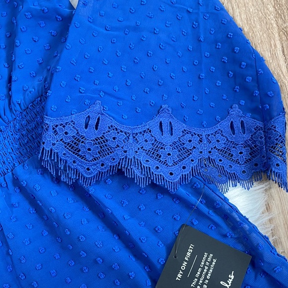 NWT Meadowlake Blue Swiss Dot Lace Bell Sleeve Romper Size Small - Picture 3 of 10